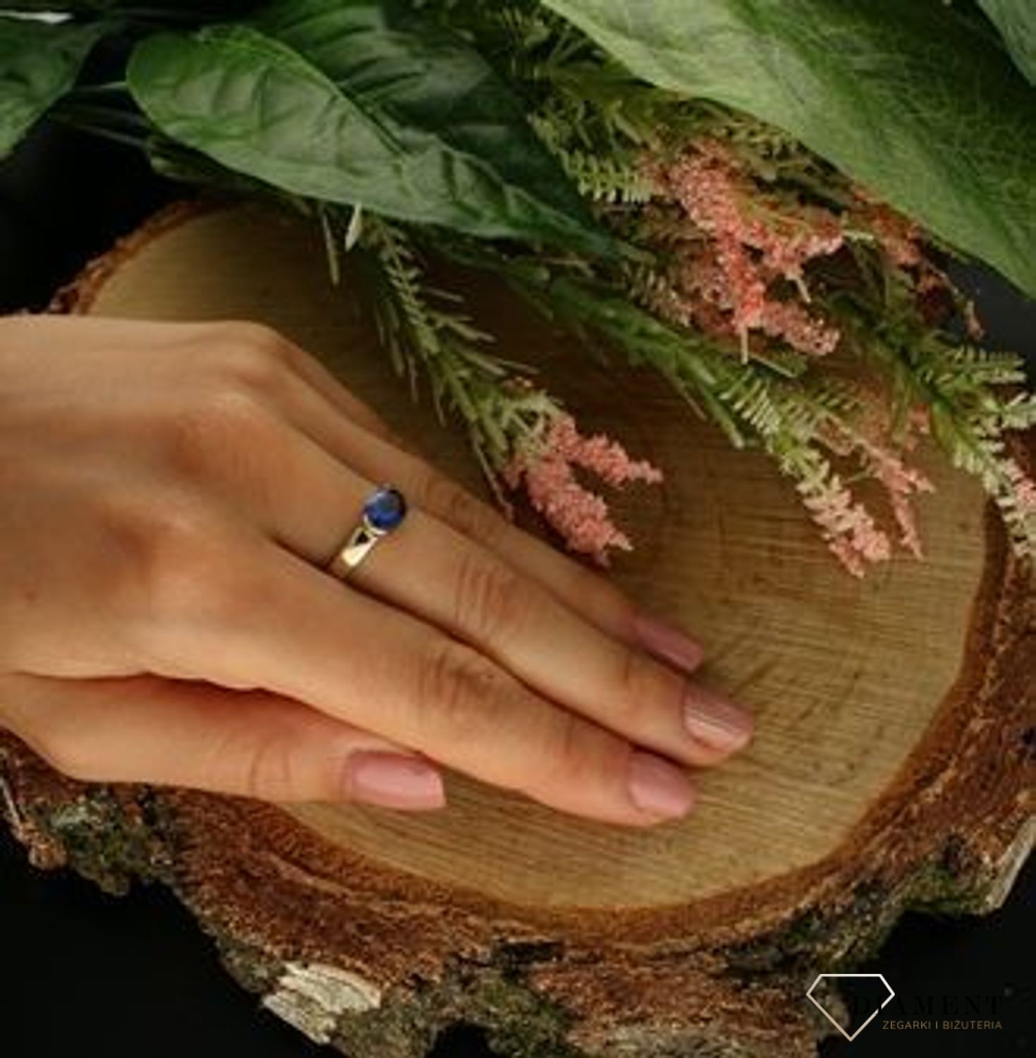 Złoty pierścionek  z niebieską cyrkonią PI 6046C 333. Przepiękny pierścionek ze złota, który został ozdobiony niezwykłą cyrkonią niebieską. Pierścionek z wysokiej jakości 8-karatowego białego złota. Dodatek łączy w sobie symbolikę krus.jpg